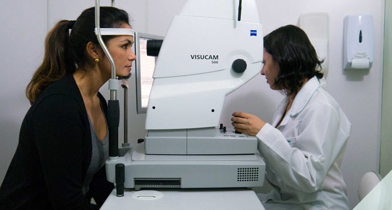 exame de retinografia sendo feito em consultorio oftalmologico